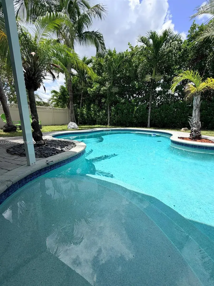 1301 NE 42nd St, Oakland Park FL 33334