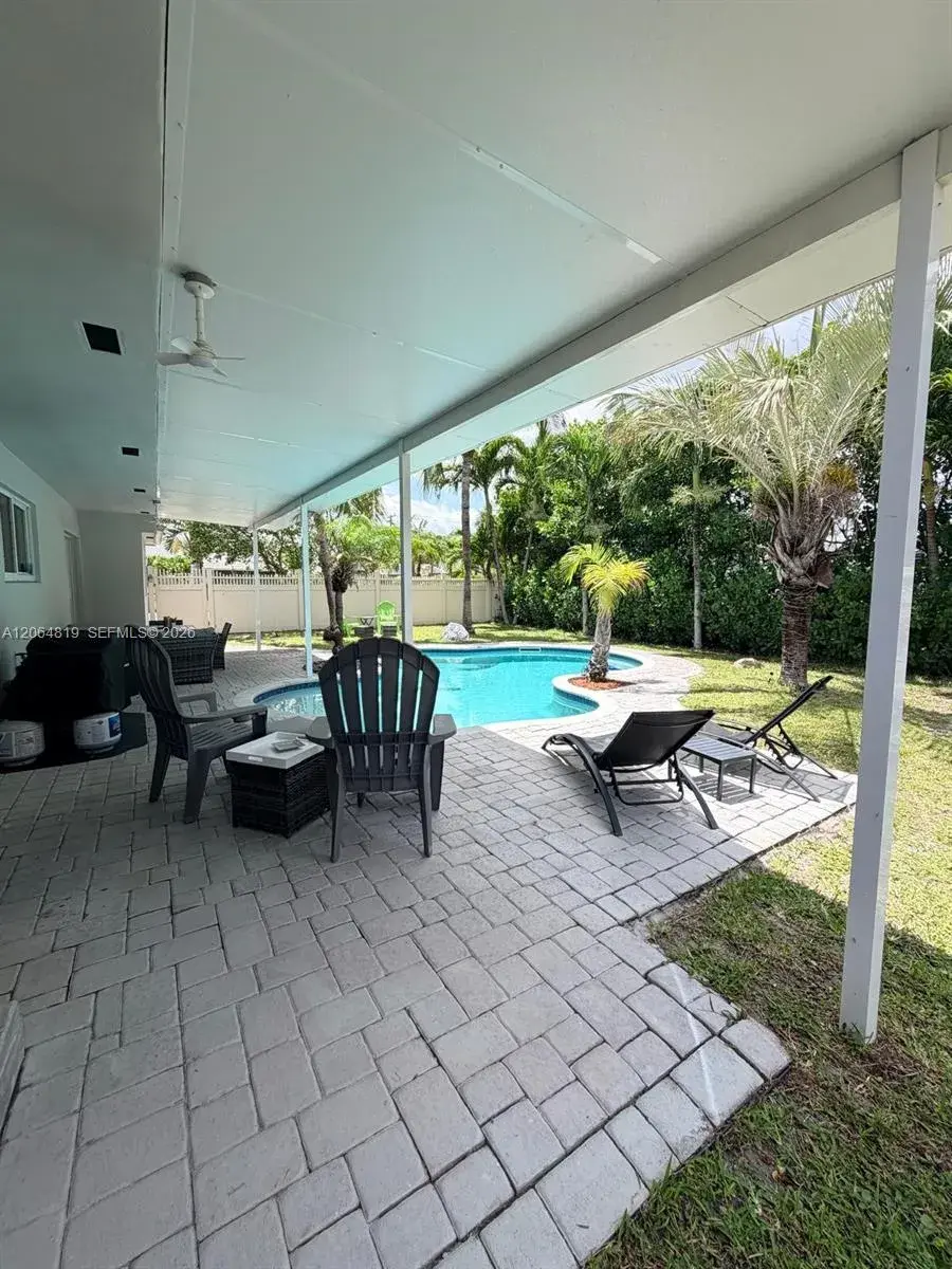 1301 NE 42nd St, Oakland Park FL 33334