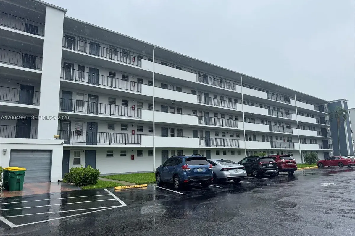 950 Hillcrest Dr # 411, Hollywood FL 33021