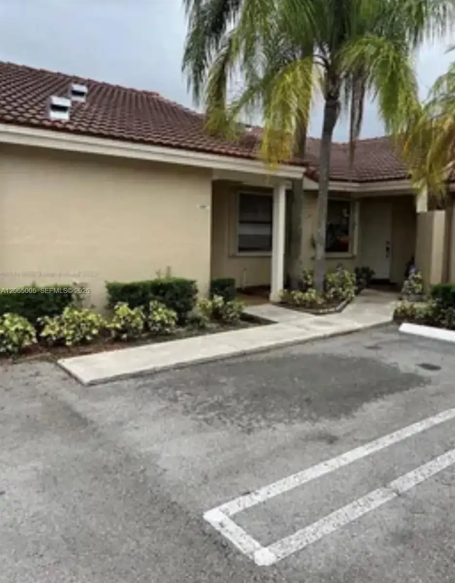 6547 NW 170th Ter, Hialeah FL 33015 photo 2