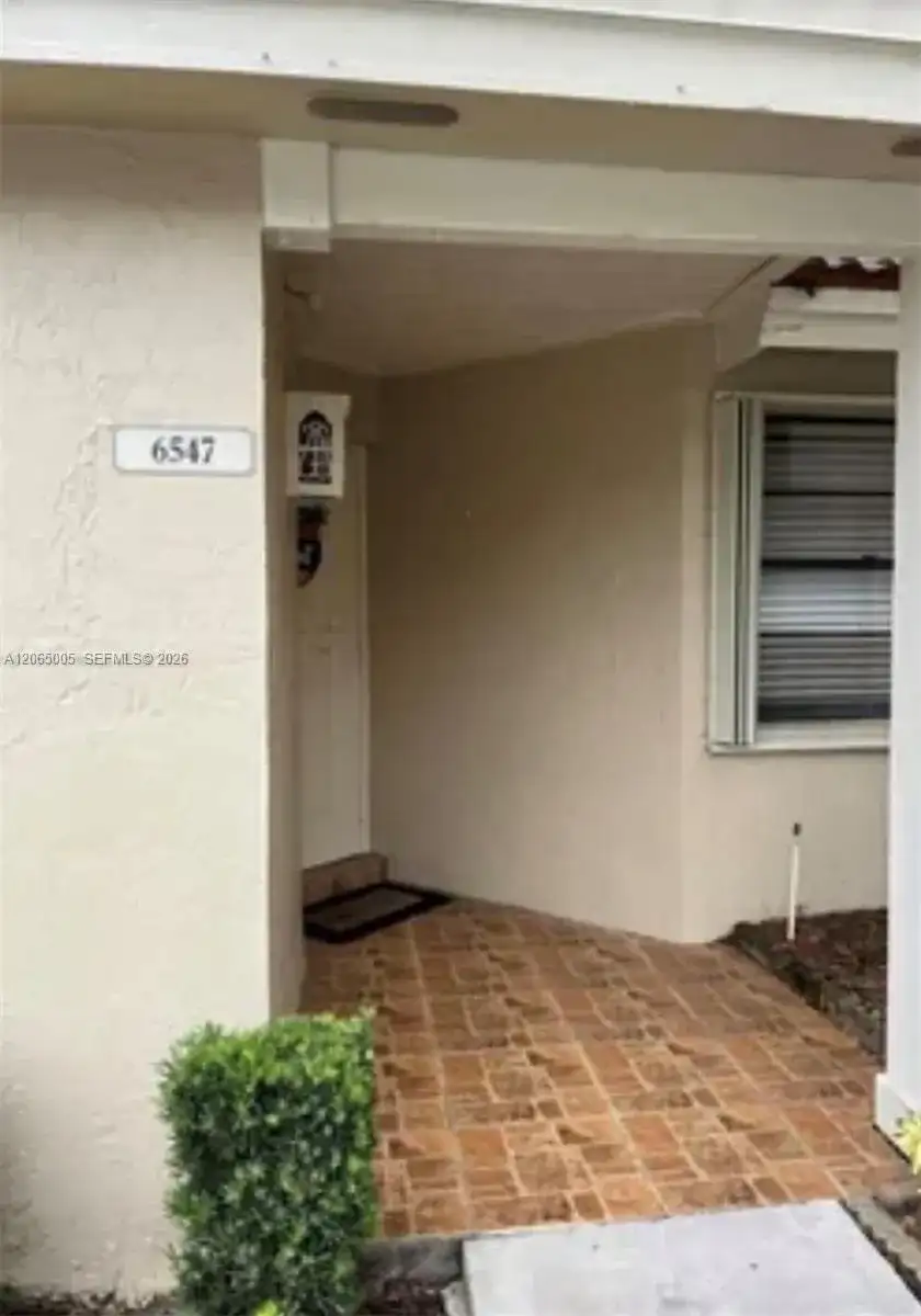 6547 NW 170th Ter, Hialeah FL 33015 photo 3