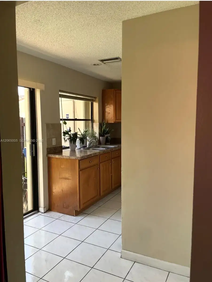 6547 NW 170th Ter, Hialeah FL 33015 photo 5