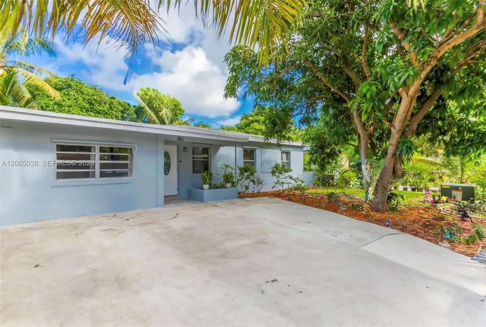 951 NE 157th Ter, North Miami Beach FL 33162 photo 2