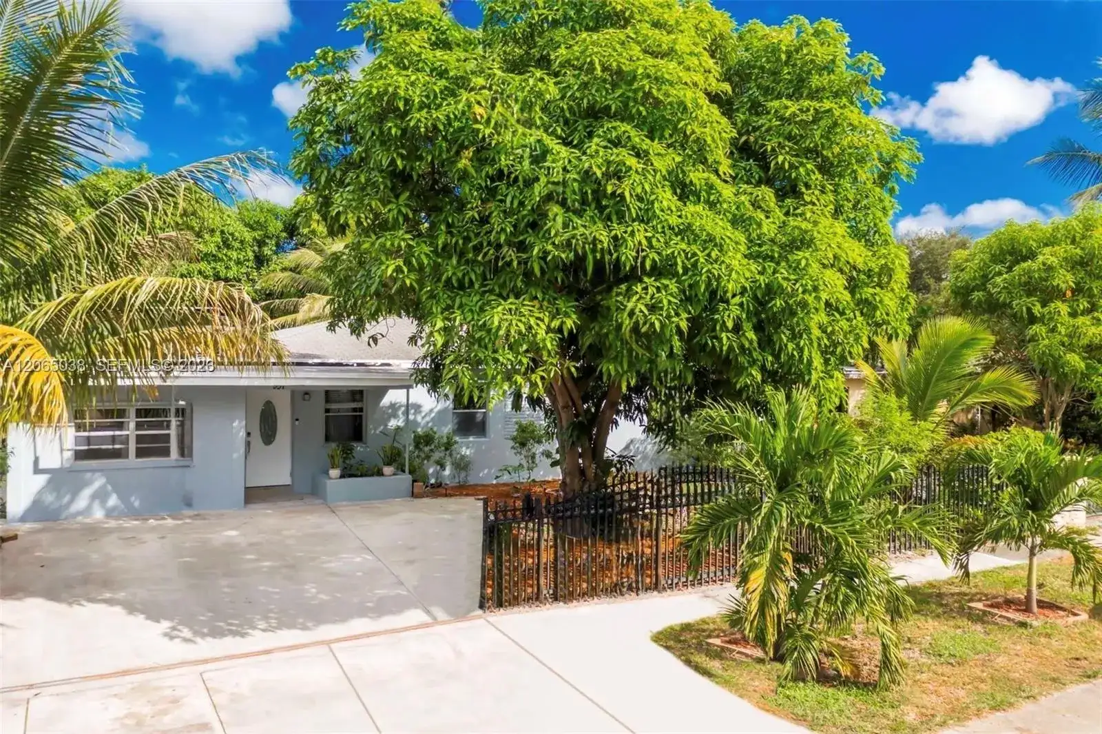 951 NE 157th Ter, North Miami Beach FL 33162 photo 3