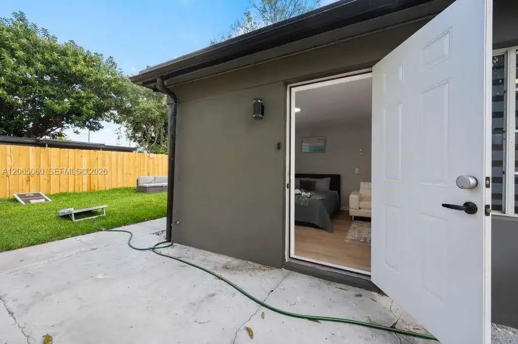 213 Columbus Pkwy # 2, Hollywood FL 33021 photo 2