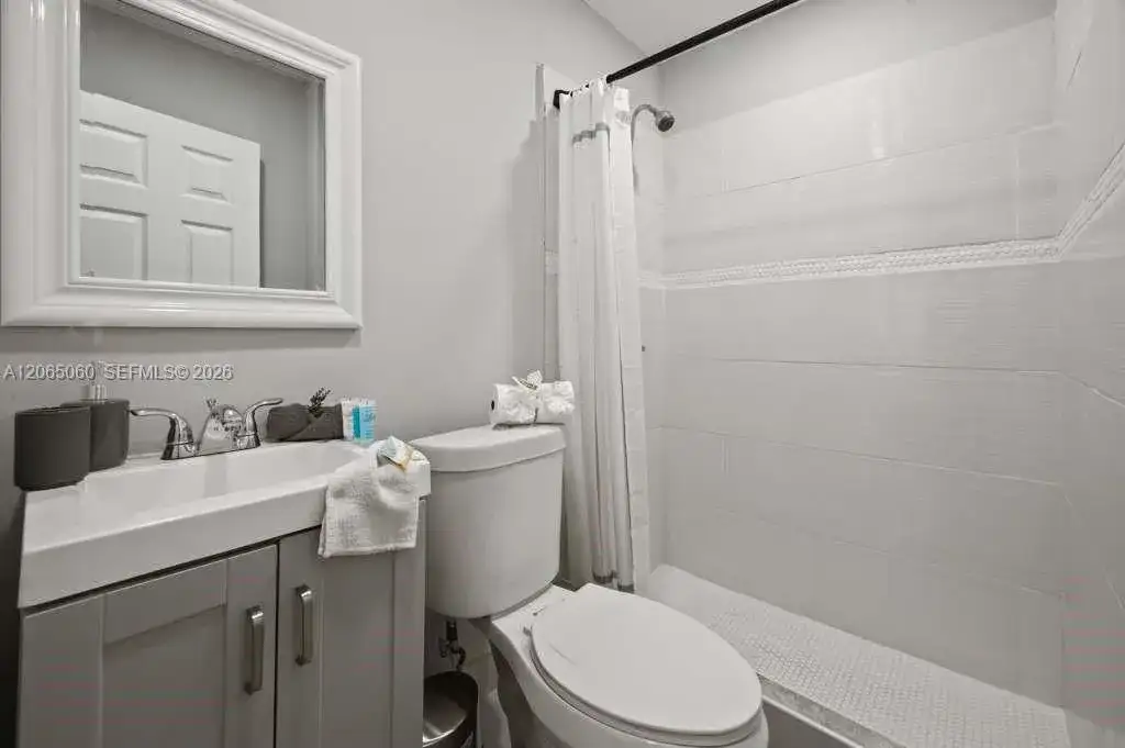 213 Columbus Pkwy # 2, Hollywood FL 33021 photo 4