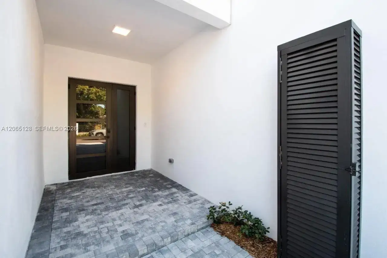 6860 SW 80th St # 6860, Miami FL 33143 photo 2