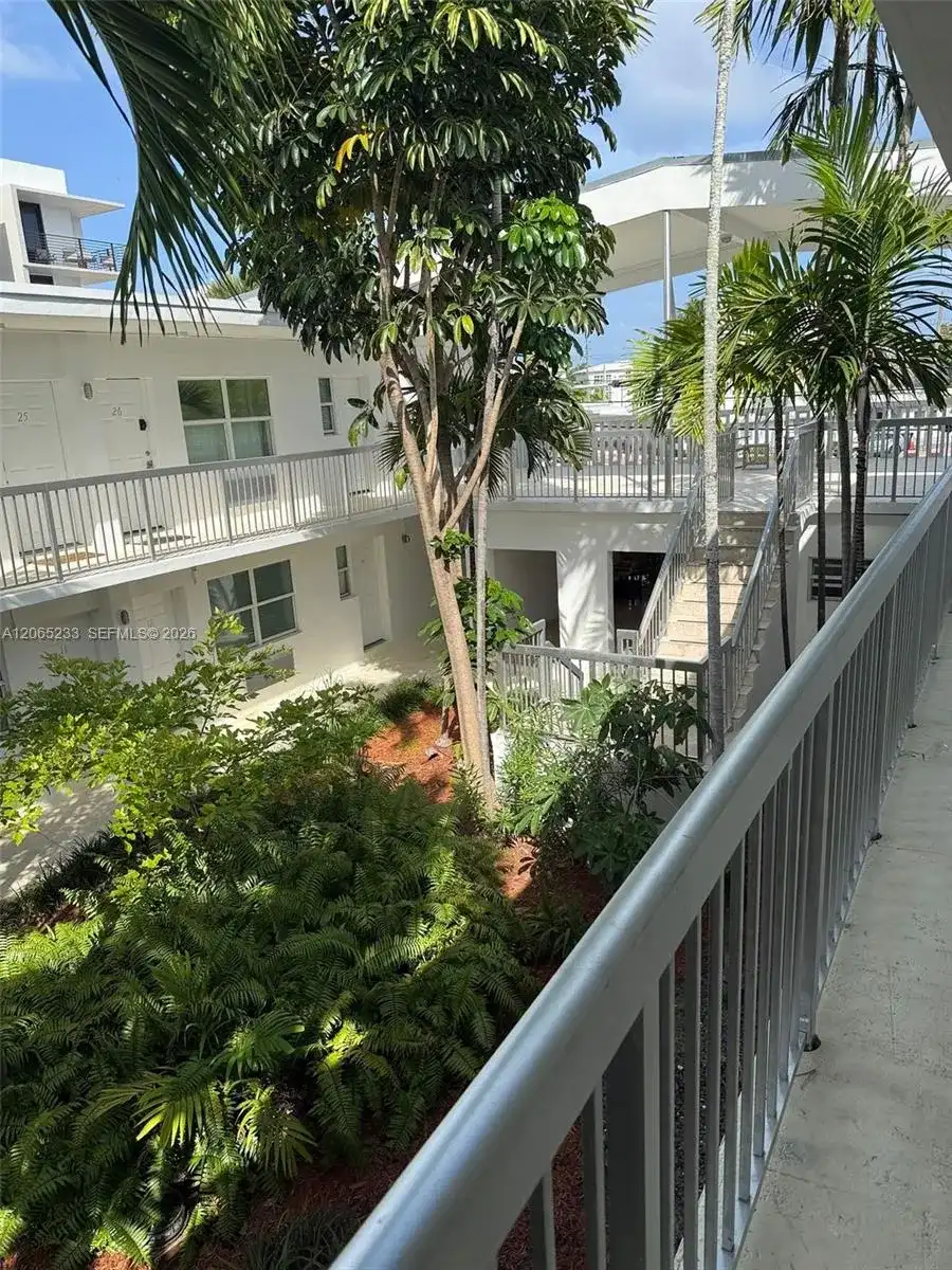 8080 Tatum Waterway Dr # 21, Miami Beach FL 33141