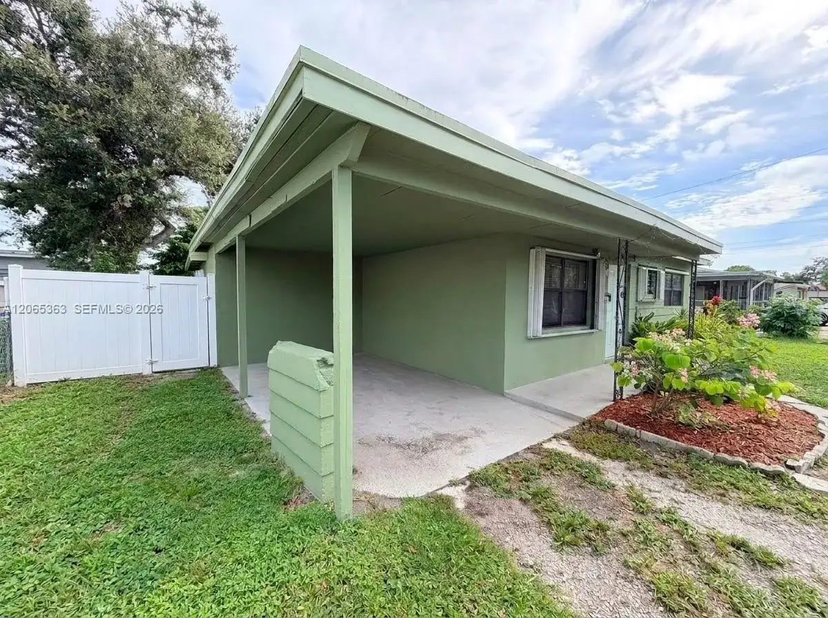 6831 Farragut St, Hollywood FL 33024 photo 2