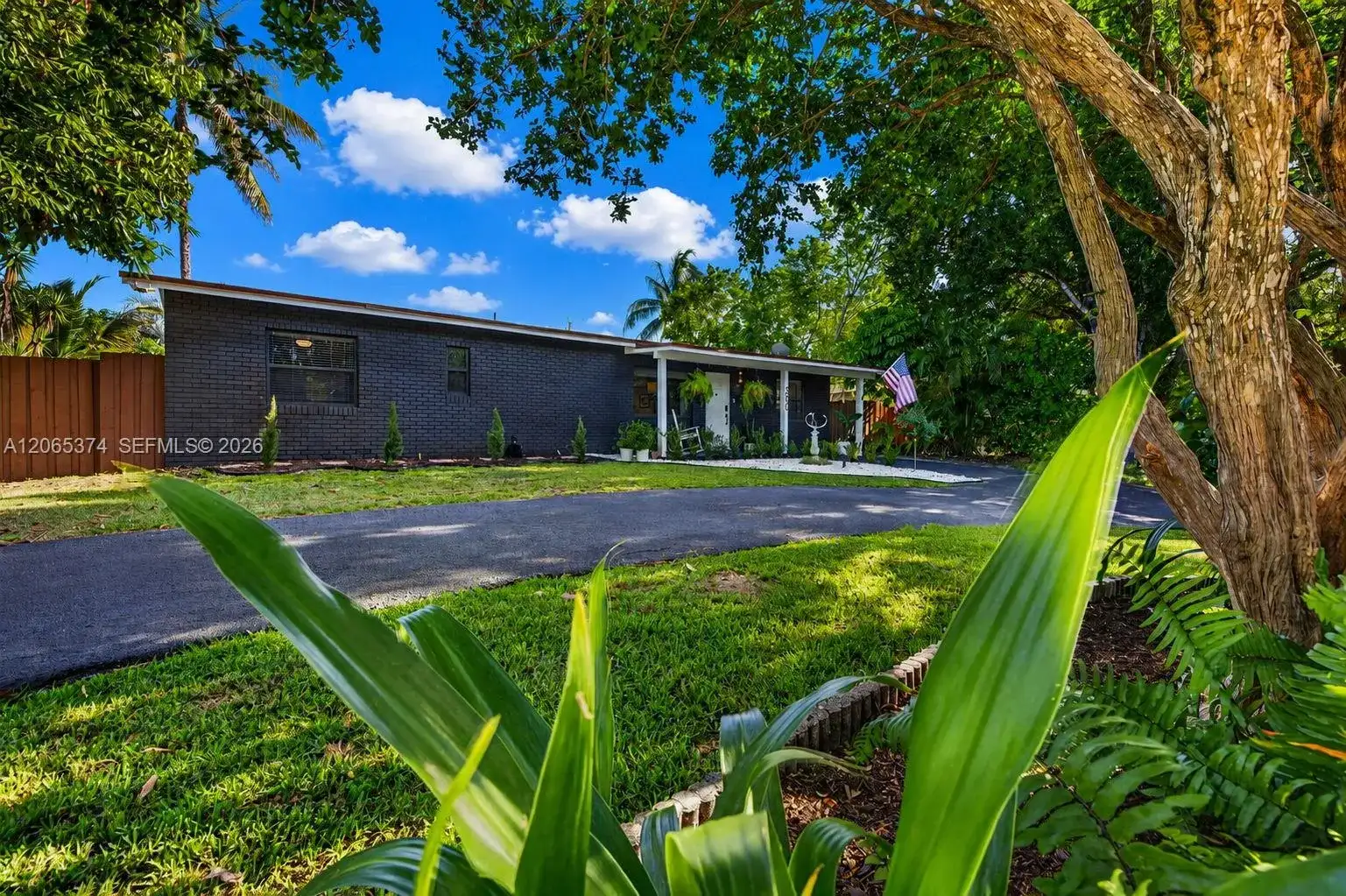 300 NW 28th St, Wilton Manors FL 33311 photo 2