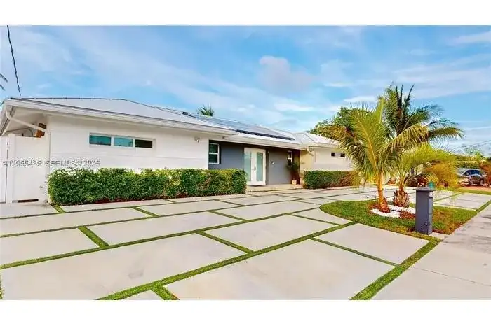 2335 NE 194th St, Miami FL 33180