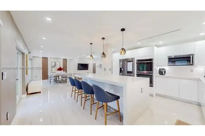 2335 NE 194th St, Miami FL 33180 photo 3