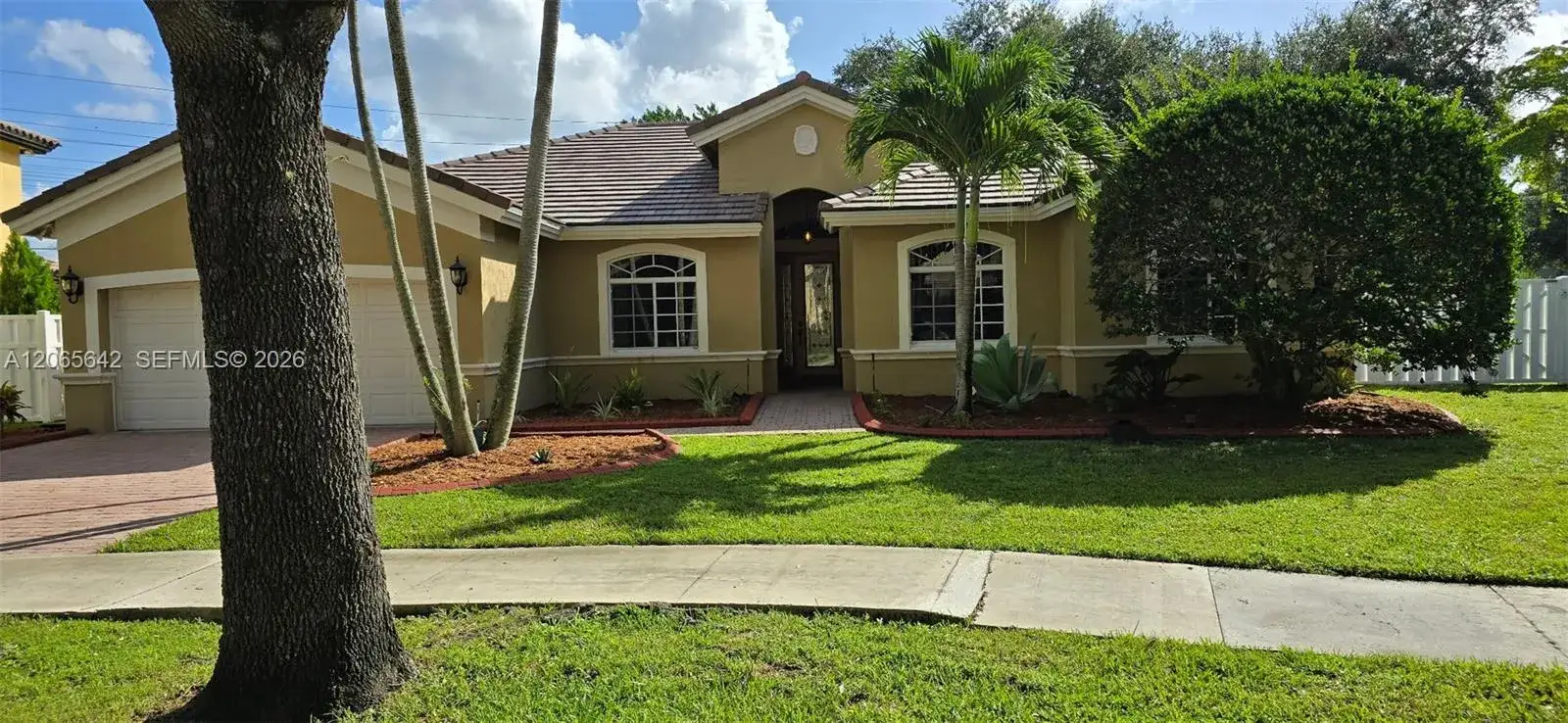 2823 Poinciana Cir, Cooper City FL 33026