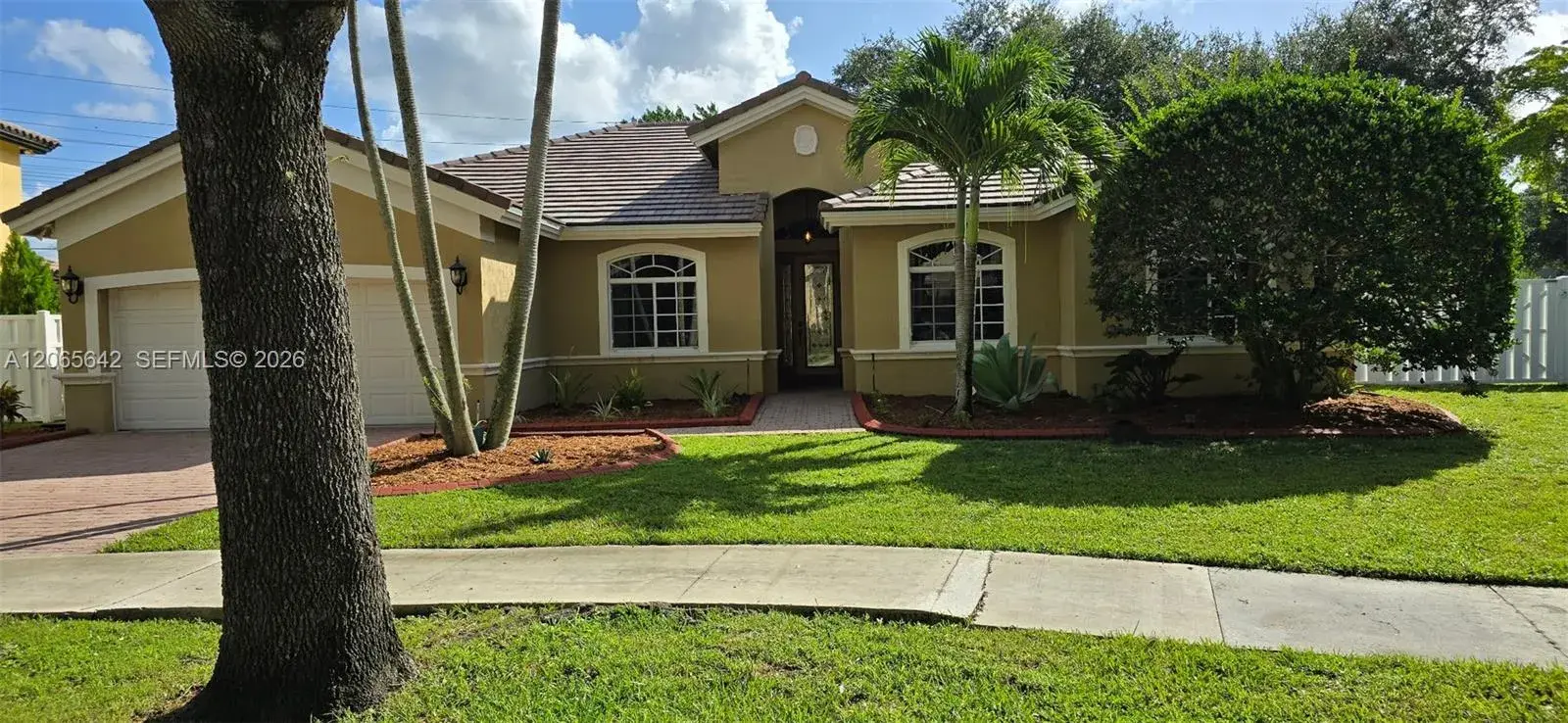2823 Poinciana Cir, Cooper City FL 33026