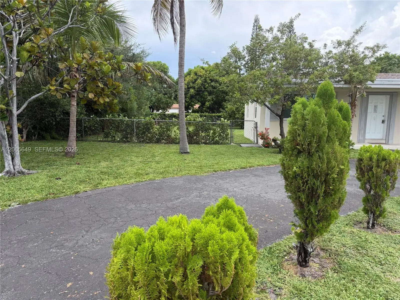 10860 NE 11th Ave, Miami FL 33161 photo 2