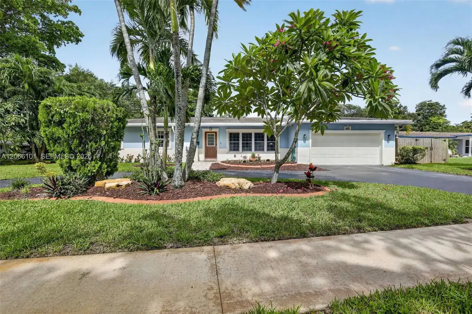 801 Ixora Ln, Plantation FL 33317