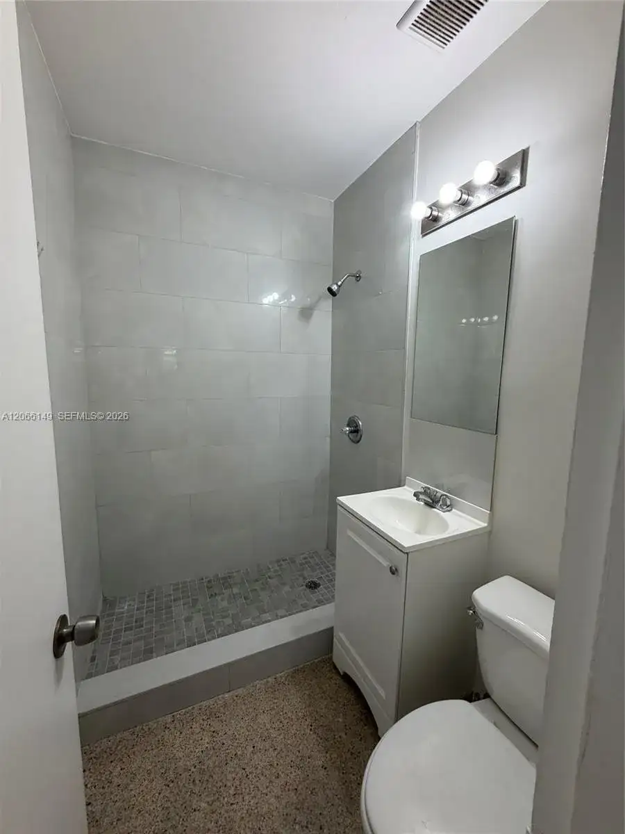 980 W 53rd Ter, Hialeah FL 33012 photo 4