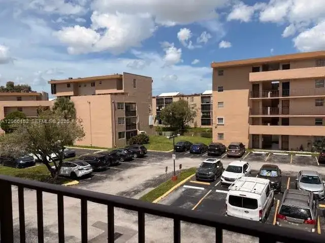 8893 Fontainebleau Blvd # 304, Miami FL 33172 photo 2