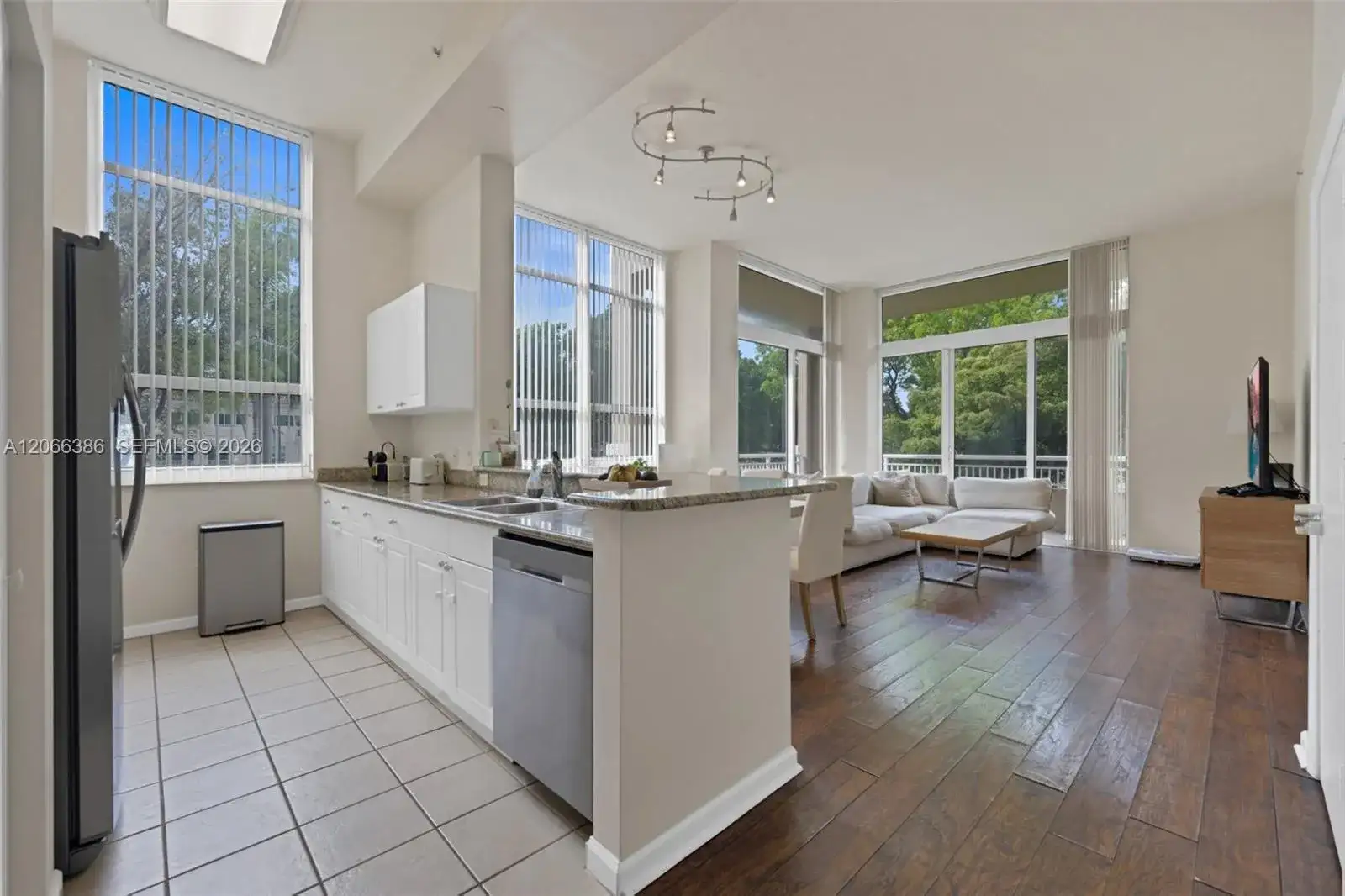 19501 W Country Club Dr # 208, Aventura FL 33180 photo 4