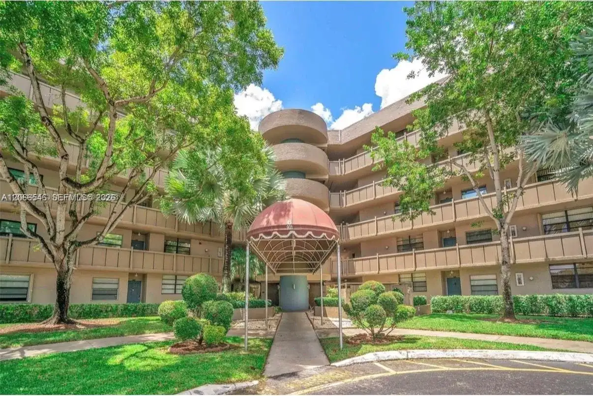 901 Colony Point Cir # 111, Pembroke Pines FL 33026 photo 2