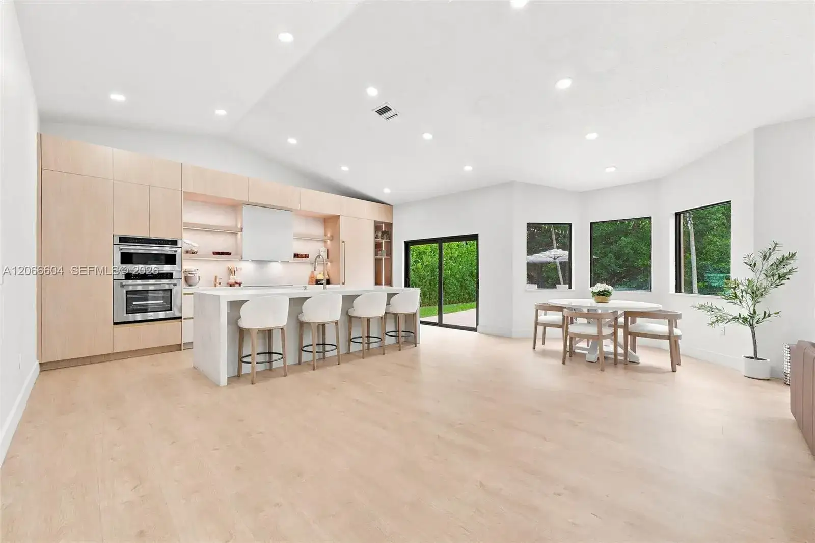 402 SW 200th Ter, Pembroke Pines FL 33029 photo 2