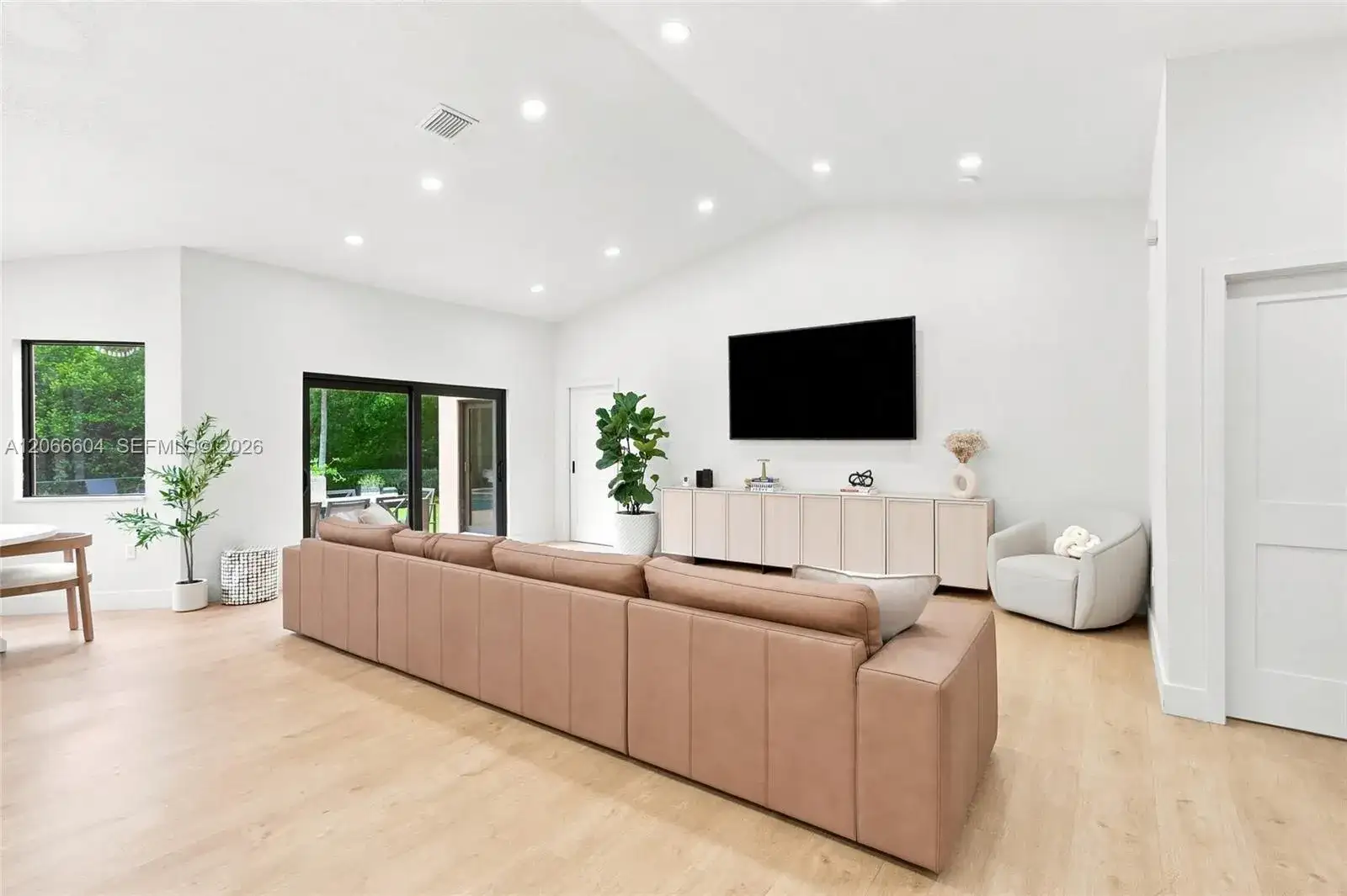 402 SW 200th Ter, Pembroke Pines FL 33029 photo 3
