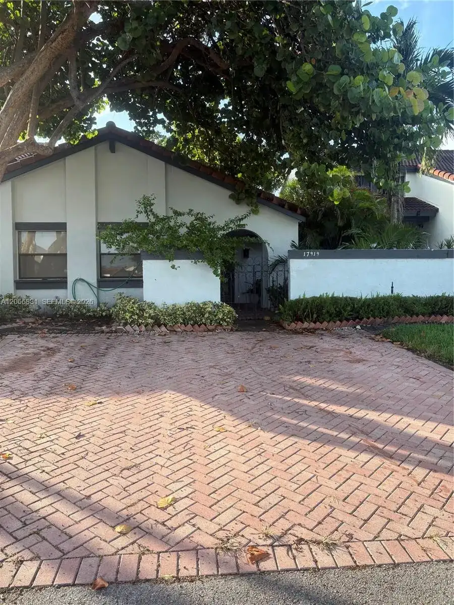 17919 NW 66th Ct, Hialeah FL 33015 photo 2
