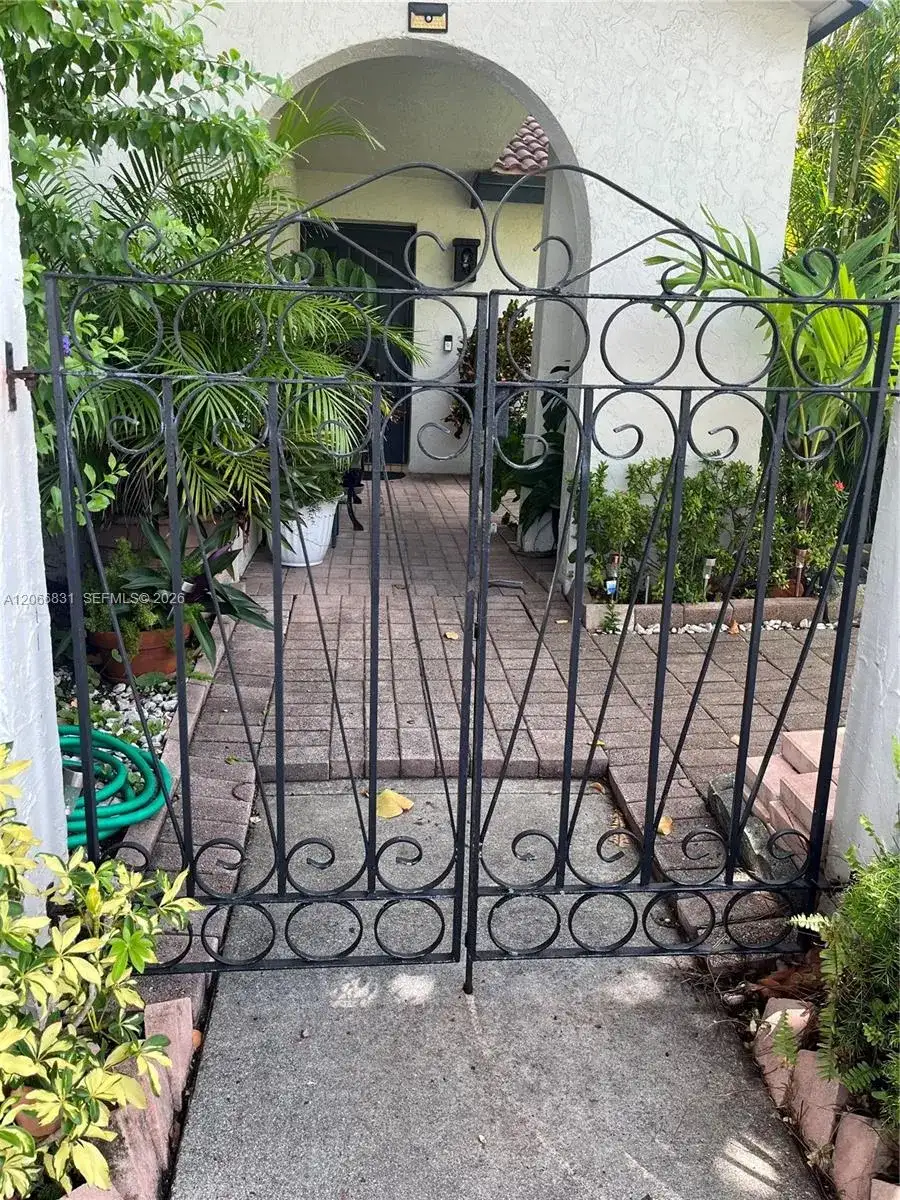 17919 NW 66th Ct, Hialeah FL 33015 photo 3