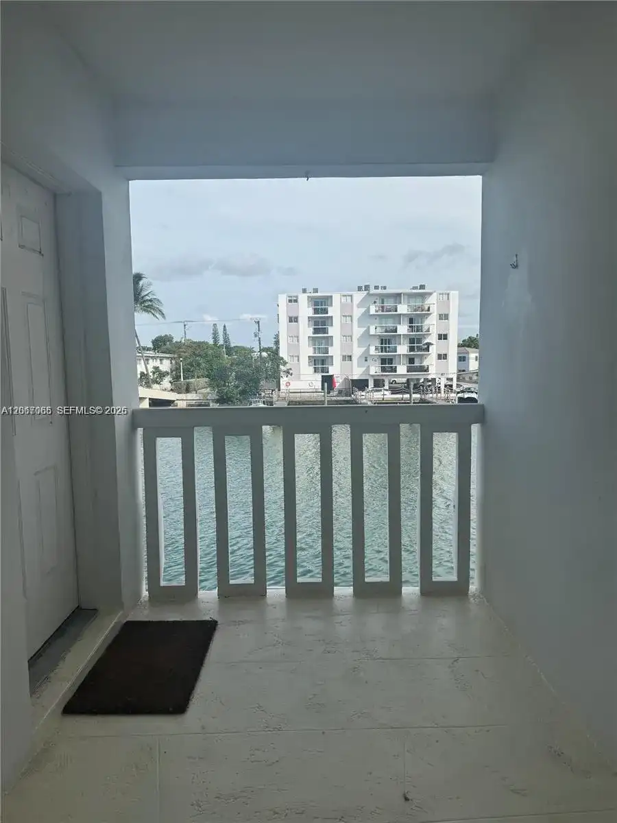 8080 Tatum Waterway Dr # 17, Miami Beach FL 33141