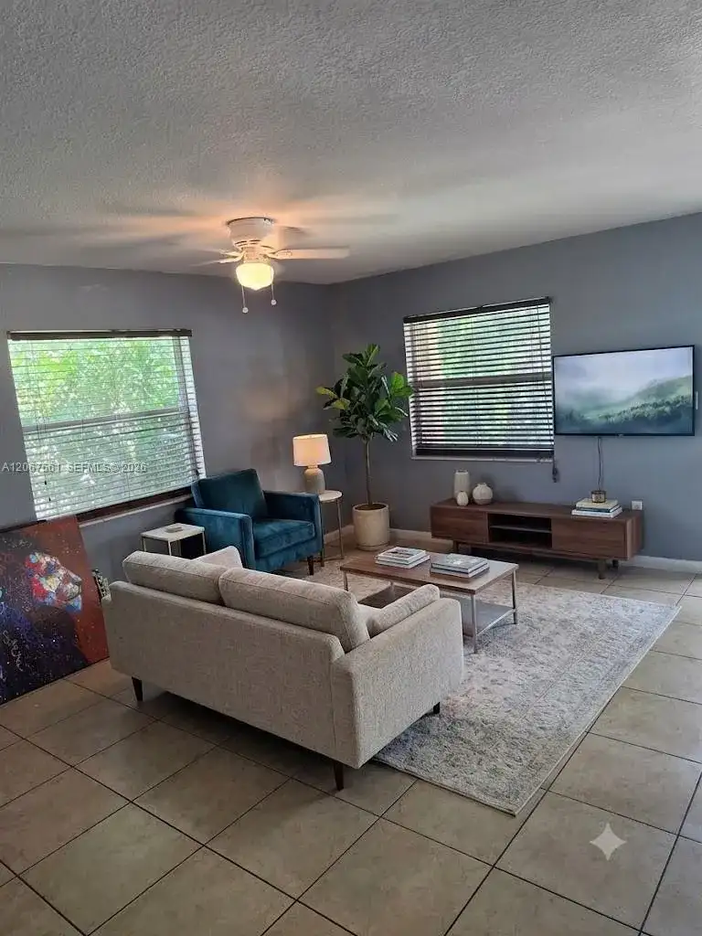 221 NE 35th St, Oakland Park FL 33334 photo 3