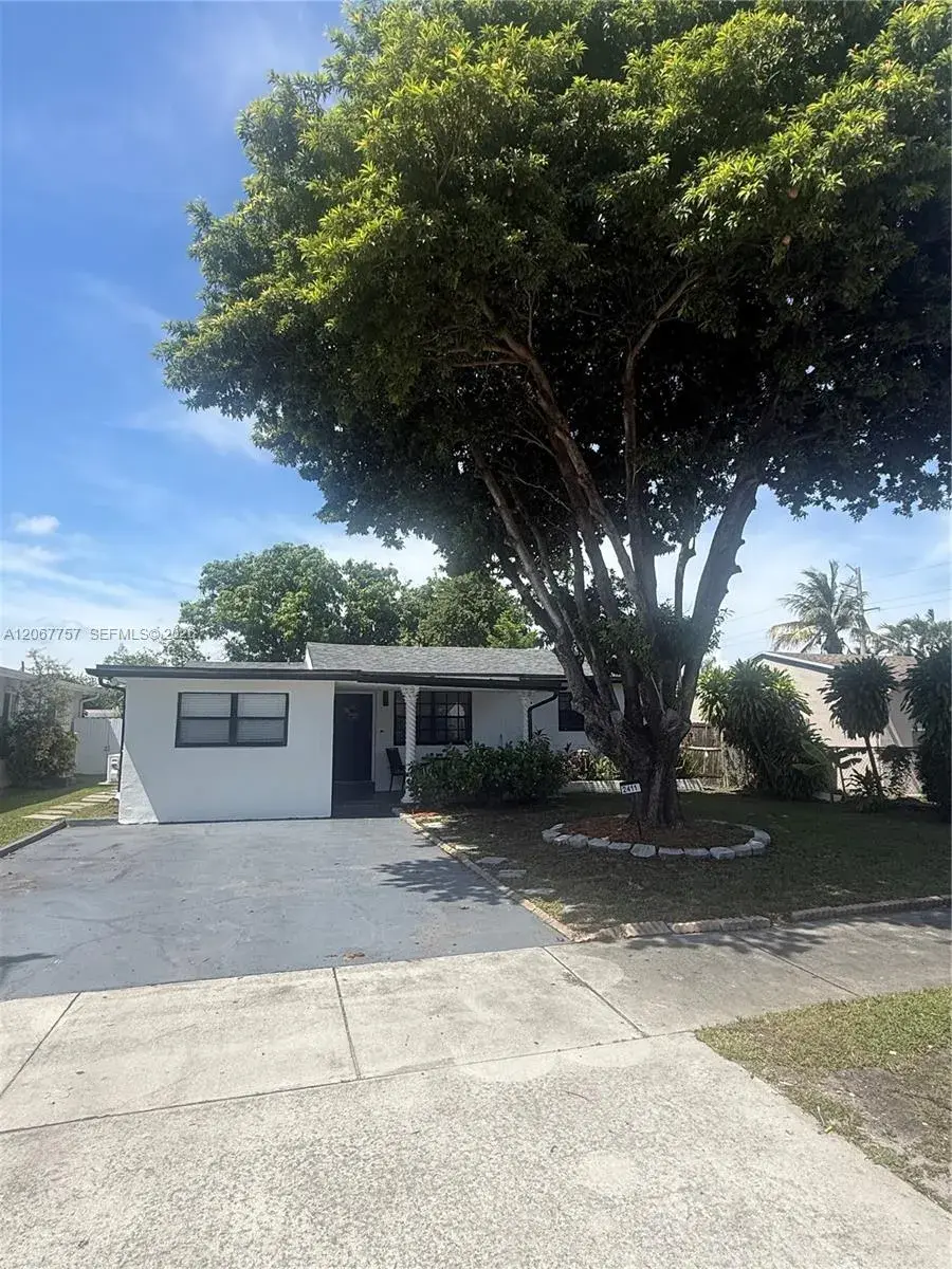 2411 Wiley St, Hollywood FL 33020