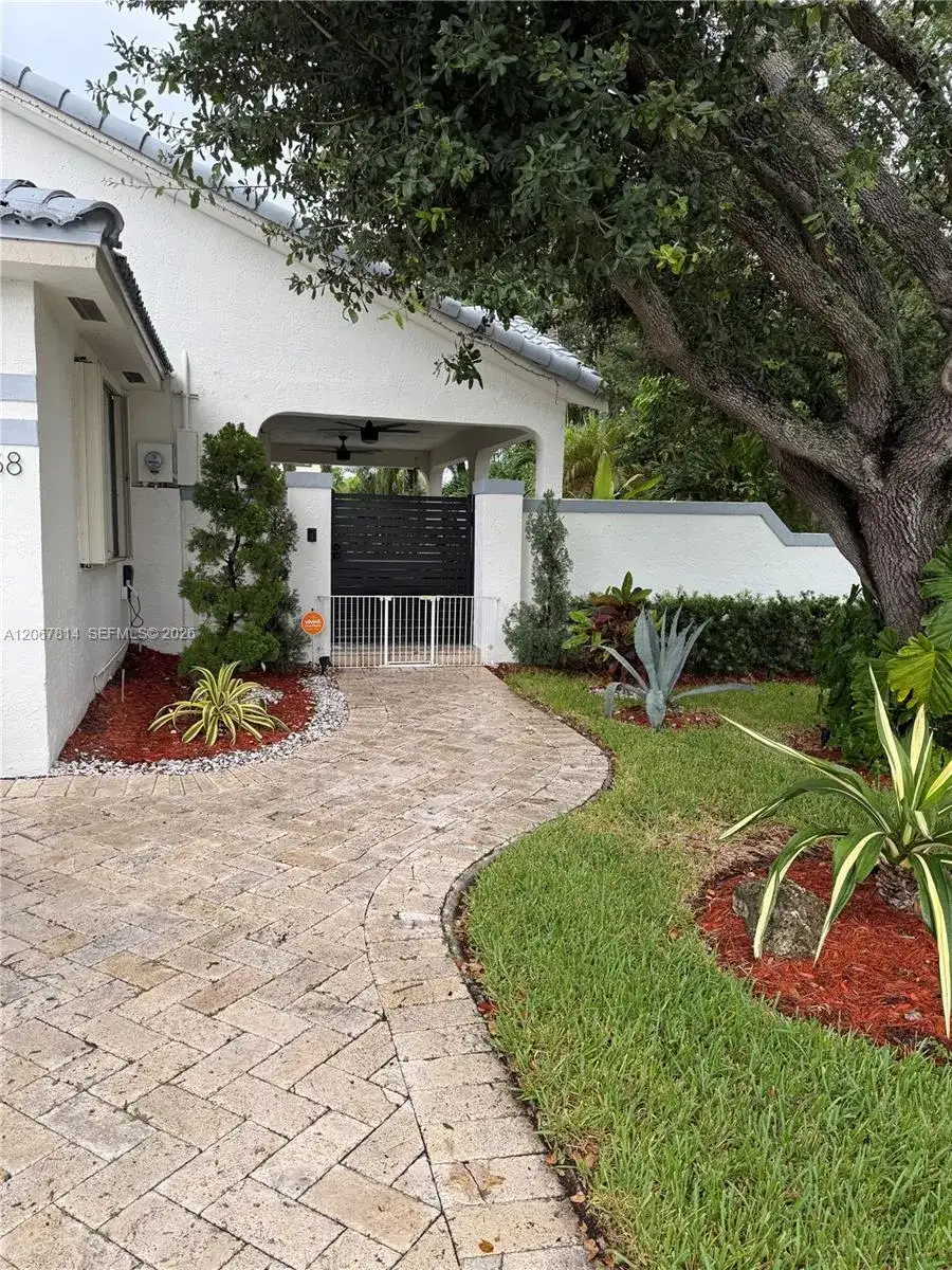 15158 NW 89th Ave, Miami Lakes FL 33018 photo 2
