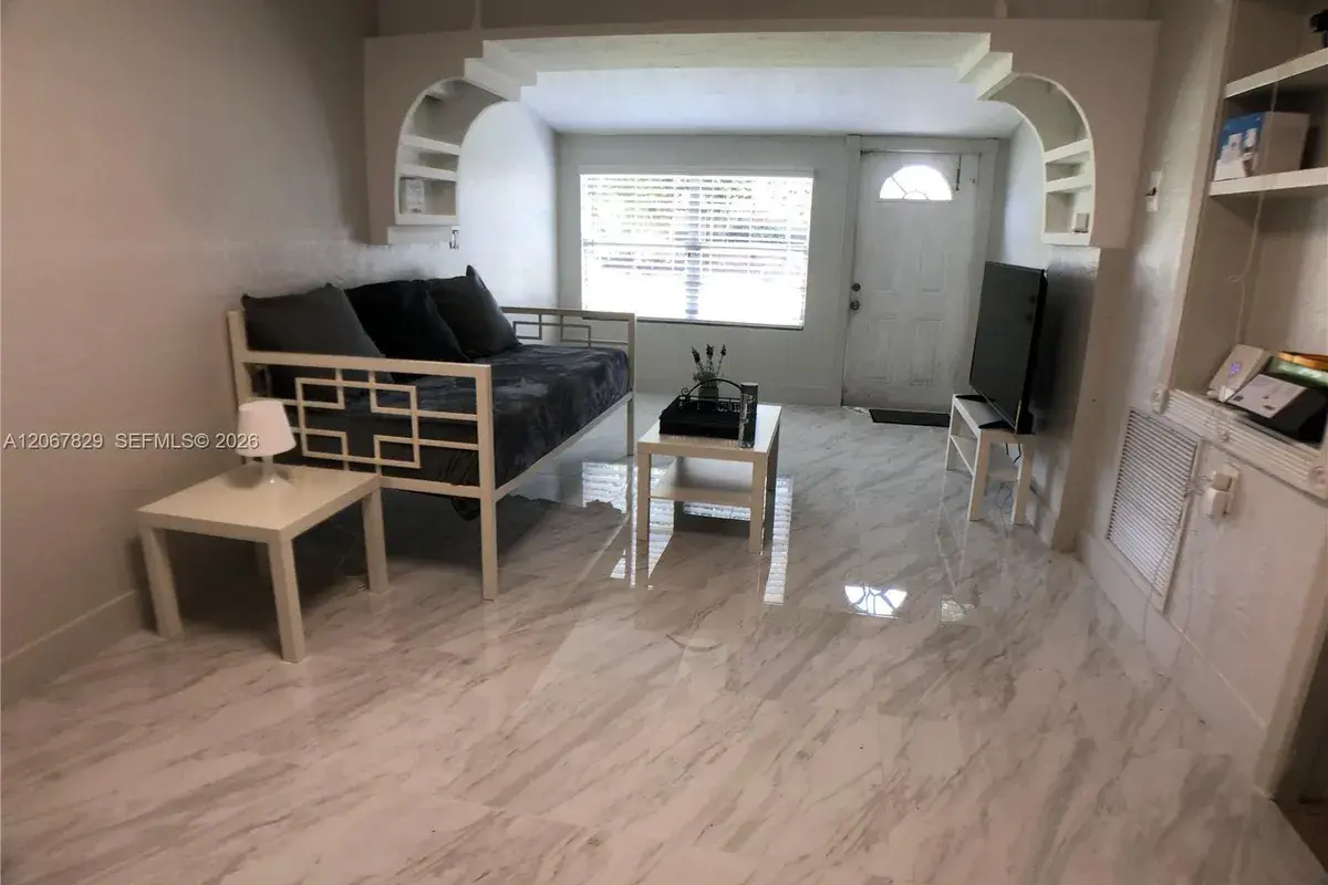 2111 Monroe Ter, Hollywood FL 33020