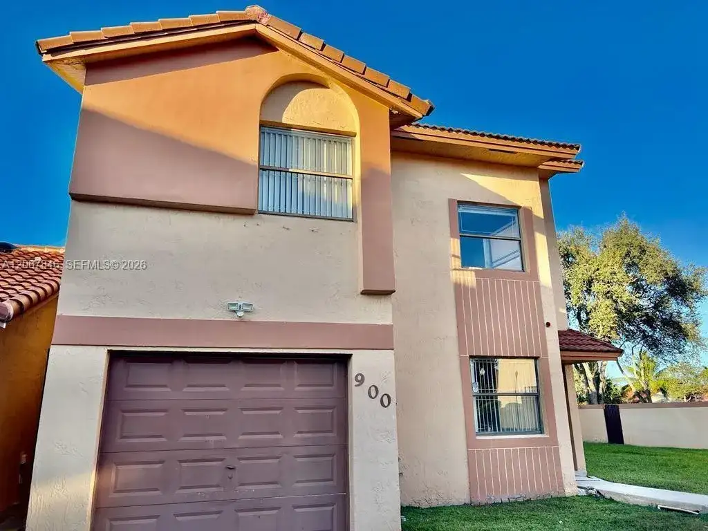 900 SW 113th Ter, Pembroke Pines FL 33025 photo 2