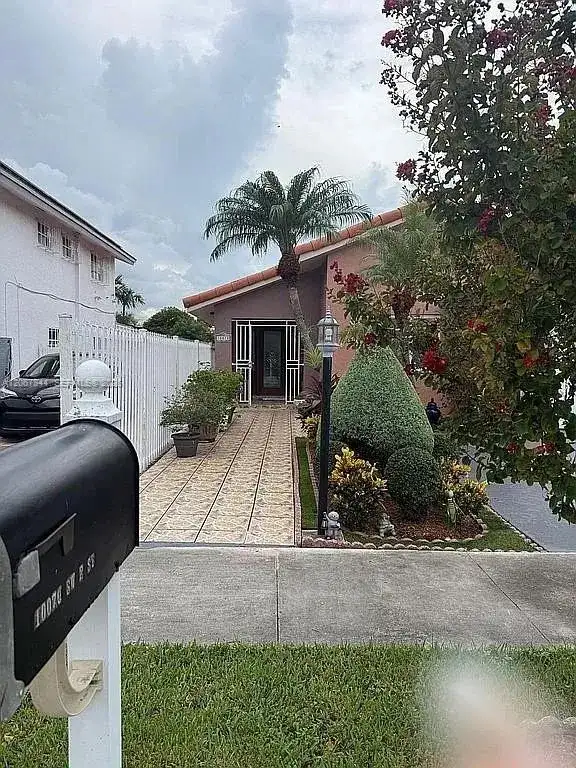 10070 SW 2nd St, Miami FL 33174 photo 2
