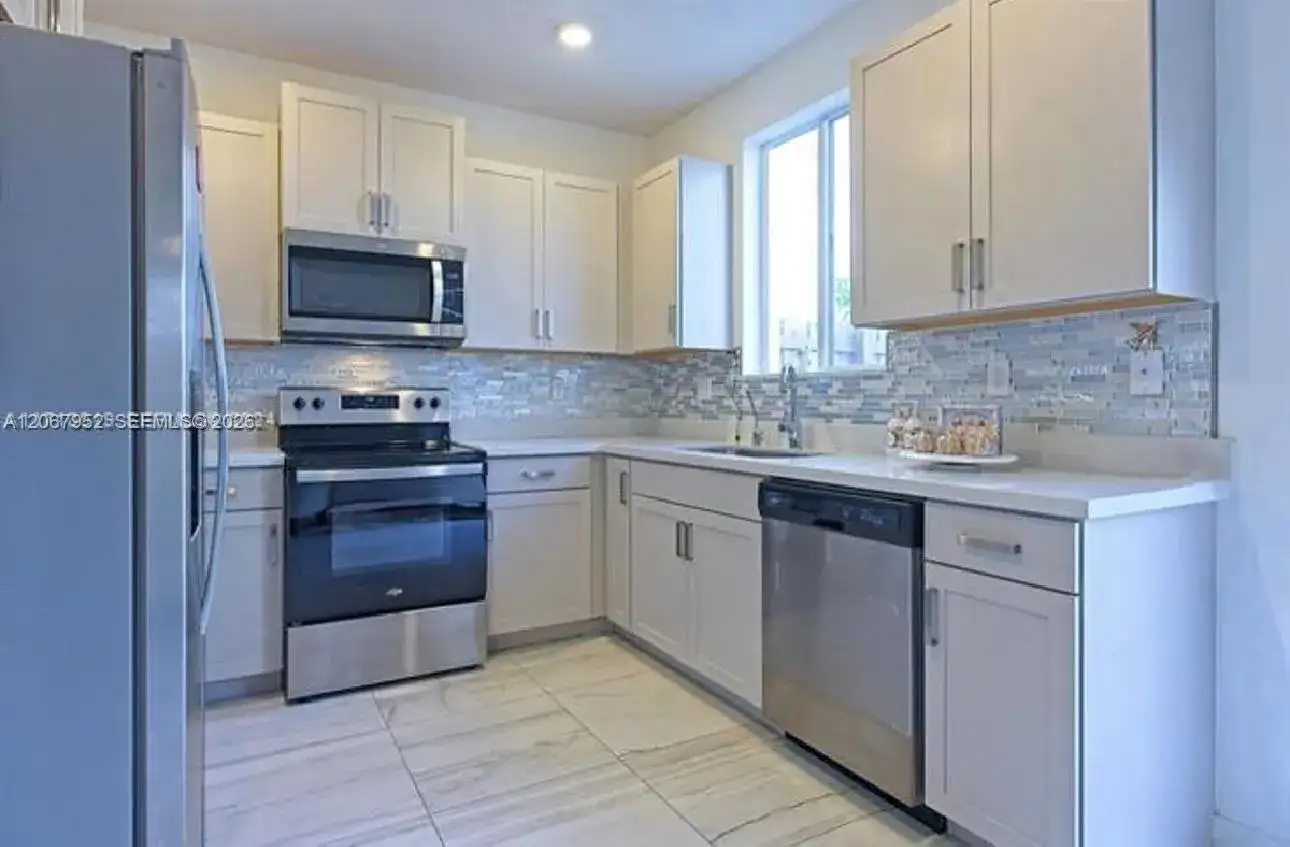 1056 SE 23rd Ave, Homestead FL 33035 photo 2