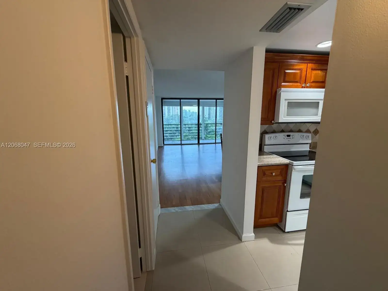 20500 W Country Club Dr # 517, Aventura FL 33180 photo 3