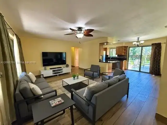 1124 NE 7th St, Hallandale Beach FL 33009