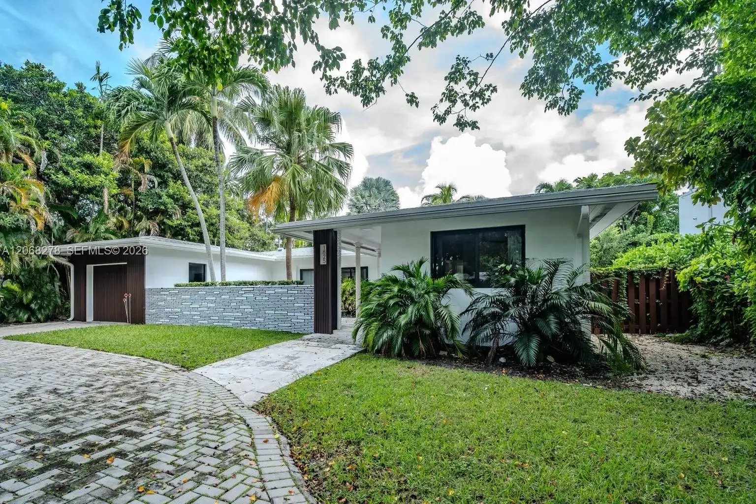 1825 Alamanda Dr, North Miami FL 33181 photo 4