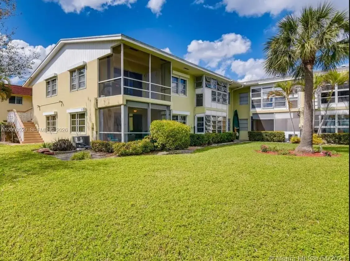 960 Crystal Lake Dr # 114, Deerfield Beach FL 33064 photo 3