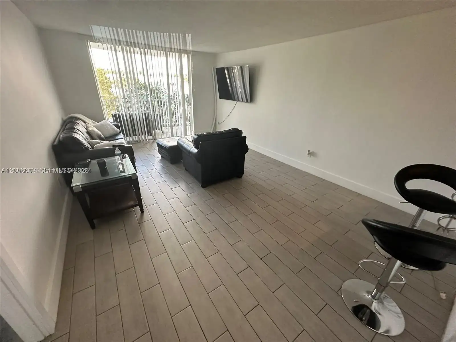 486 NW 165th St # 303, Miami FL 33169 photo 2