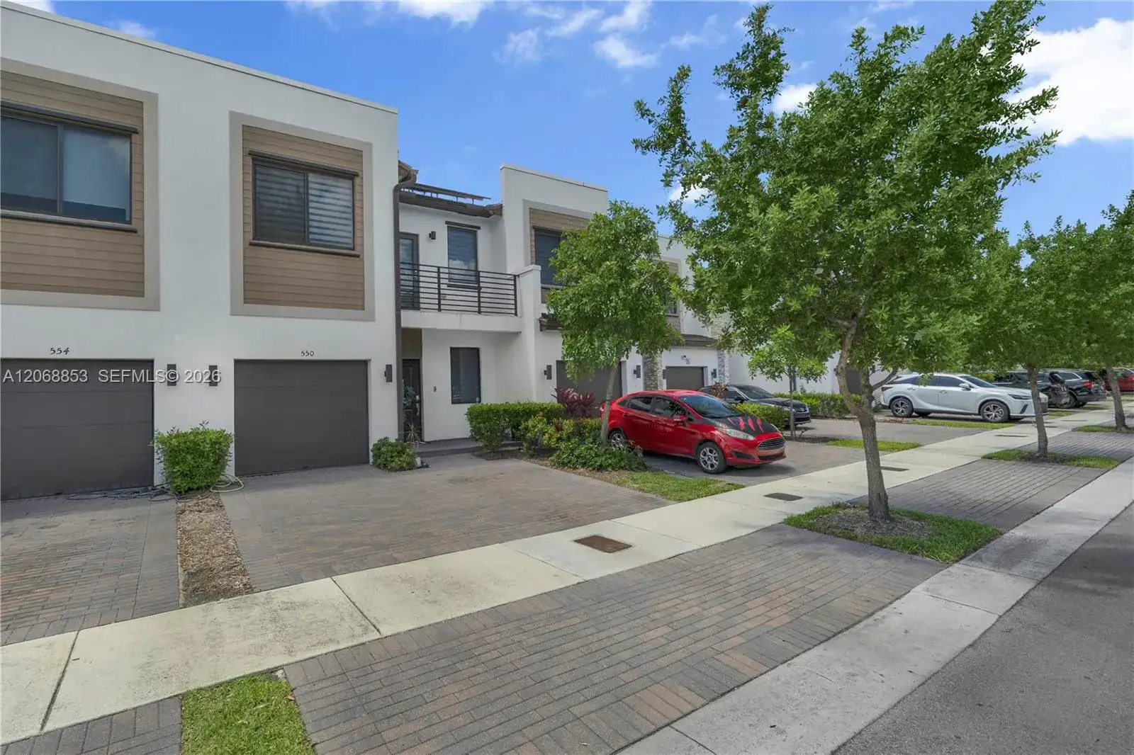 550 NE 207th St, Miami FL 33179 photo 2