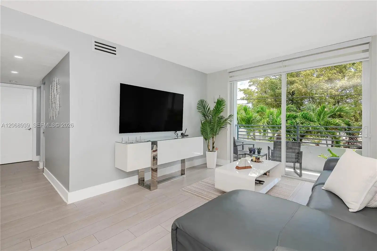8201 NW 8th St # 204, Miami FL 33126 photo 4