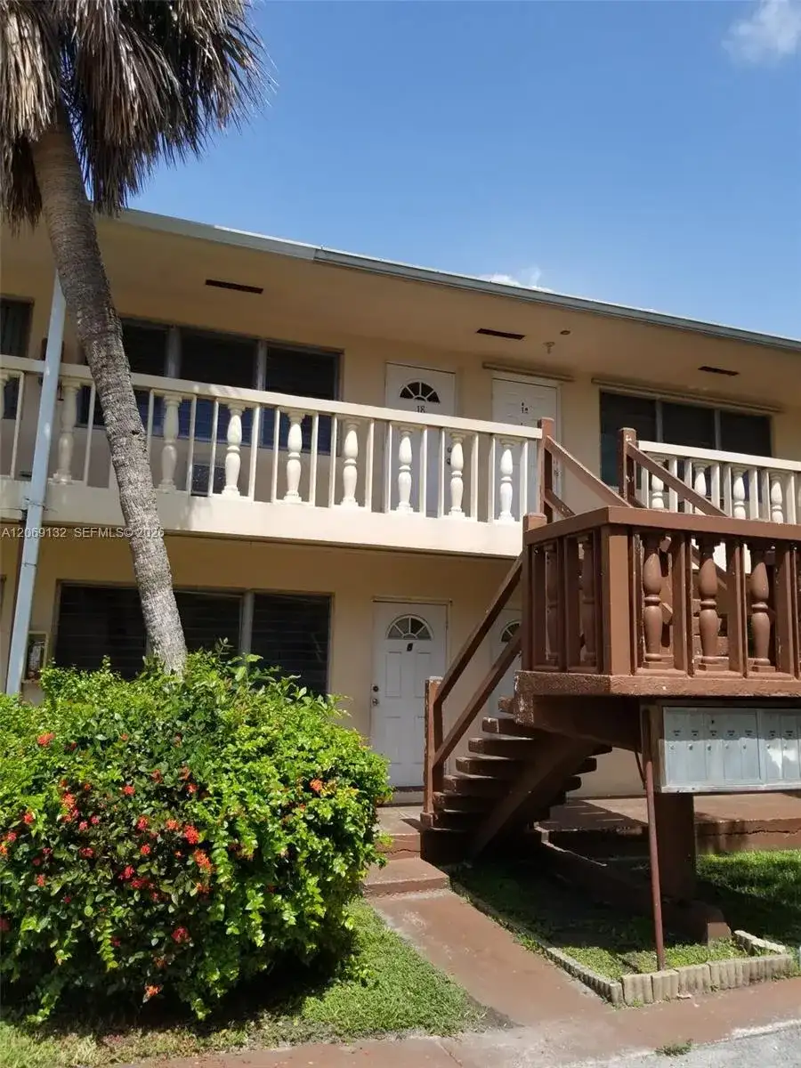 280 SW 11th Ave # 18, Hallandale Beach FL 33009 photo 2