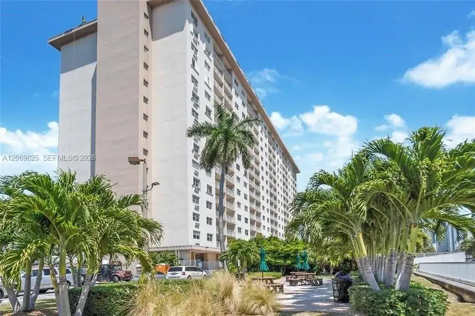 400 Kings Point Dr # 316, Sunny Isles Beach FL 33160