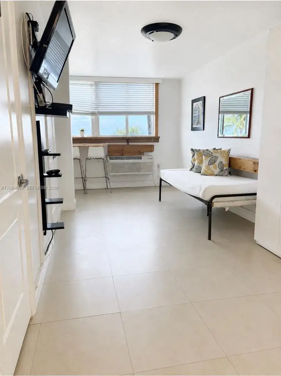 5445 Collins Ave, Miami Beach FL 33140 photo 2