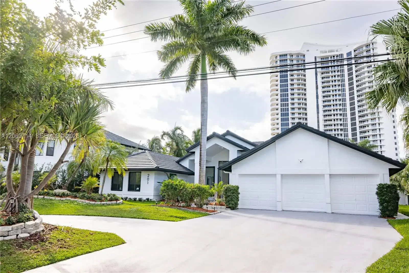 201 Holiday Dr, Hallandale Beach FL 33009 photo 2