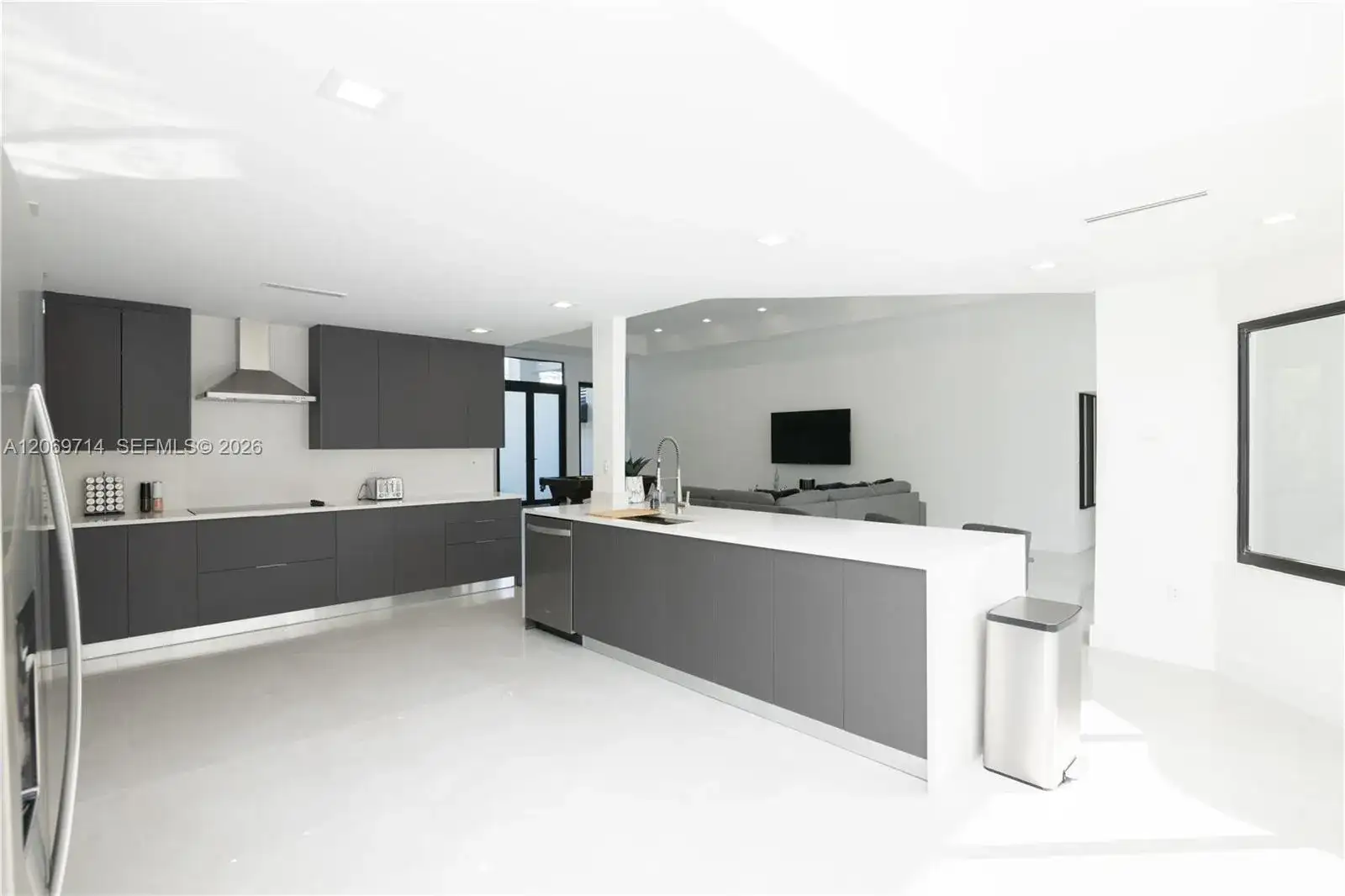 201 Holiday Dr, Hallandale Beach FL 33009 photo 5