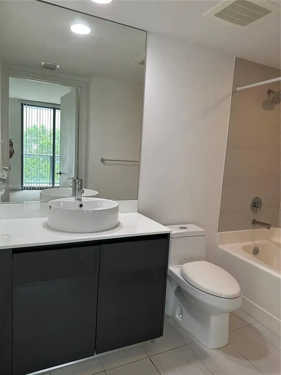 31 SE 6th St # 405, Miami FL 33131 photo 3
