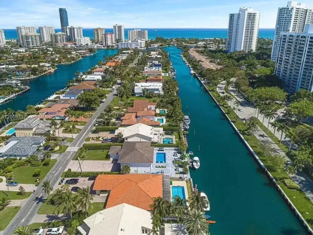 437 Holiday Dr, Hallandale Beach FL 33009 photo 2